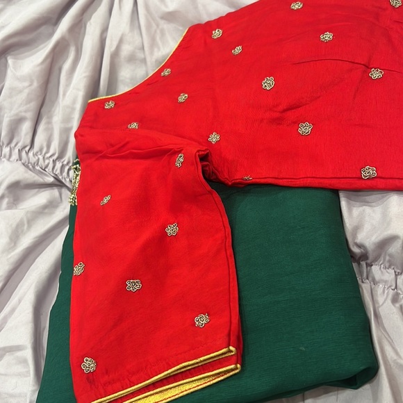 Saree with red blouse & Peticoat - Picture 3 of 3